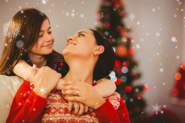 Festlig mor och dotter leende — Stockfoto