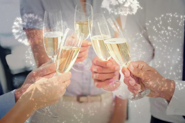 Kompozytowy obraz rąk toastujących szampanem — Zdjęcie stockowe