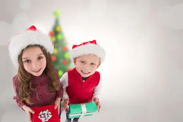 Imagen compuesta de hermanos lindos con regalos — Foto de Stock