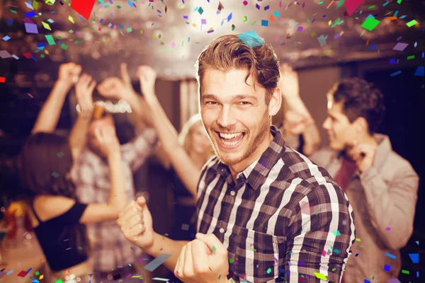 Hombre elegante sonriendo y bailando —  Fotos de Stock