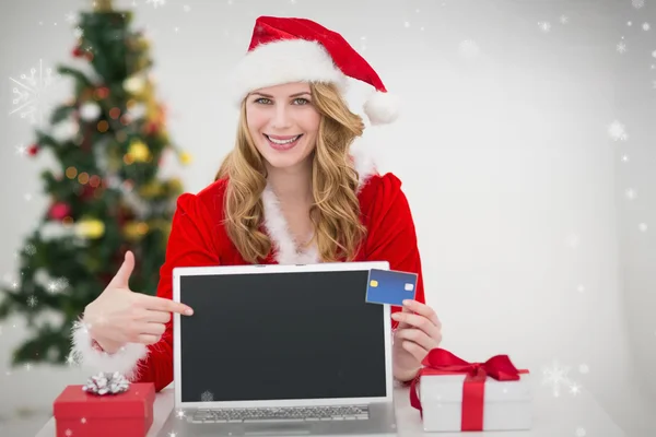 Feestelijke blonde online winkelen met laptop een — Stockfoto