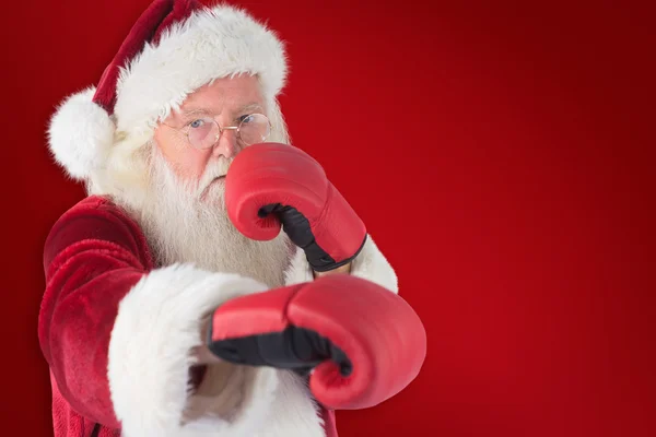 Санта Клаус бьет в боксёрских перчатках — стоковое фото