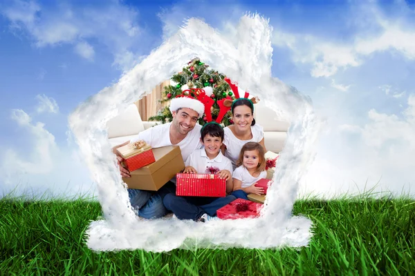 Famiglia felice che celebra il Natale a casa — Foto Stock