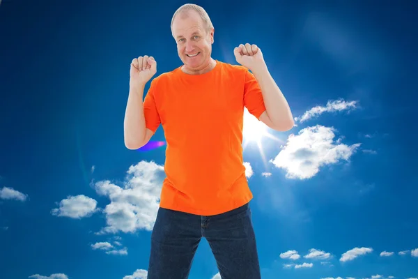 Hombre maduro en camiseta naranja animando — Foto de Stock