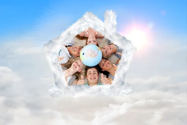 Adolescentes en el suelo con un globo terrestre — Foto de Stock