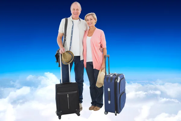 Sorridente coppia di anziani andare in vacanza — Foto Stock