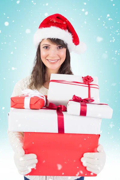 Donna con cappello da Babbo Natale con regali — Foto Stock