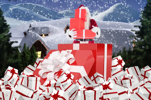 Santa stoi duży prezent — Zdjęcie stockowe