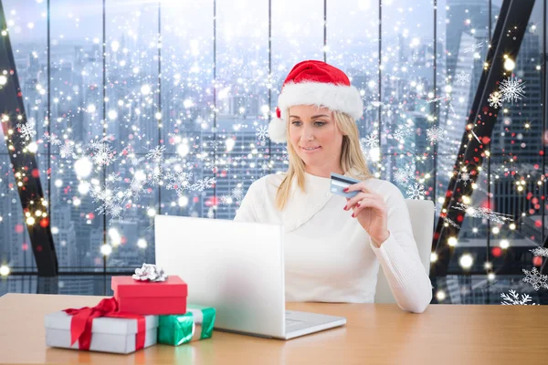 Feestelijke blonde online winkelen — Stockfoto