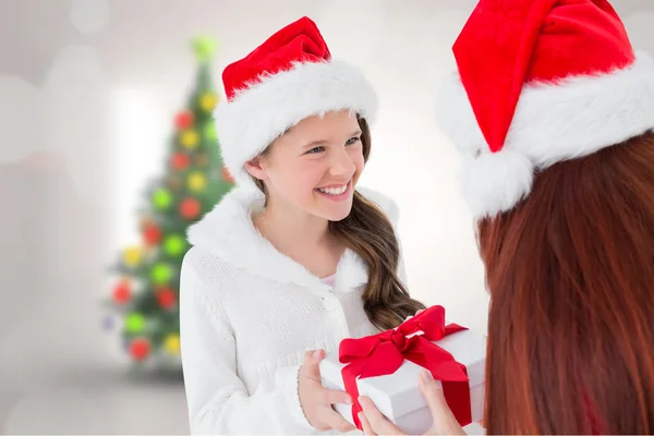 Mor och dotter med gåva — Stockfoto