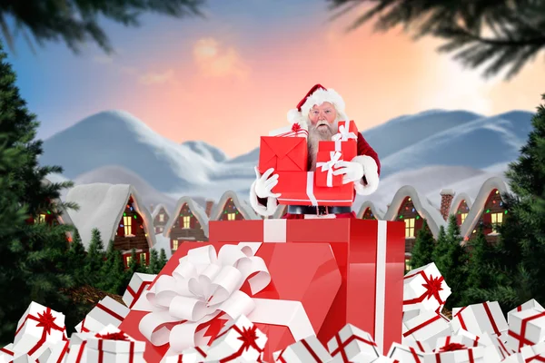 Weihnachtsmann im großen Geschenk — Stockfoto