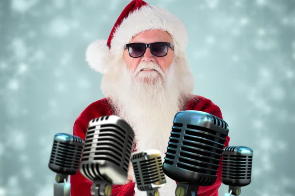 Santa Claus lleva gafas de sol negras — Foto de Stock