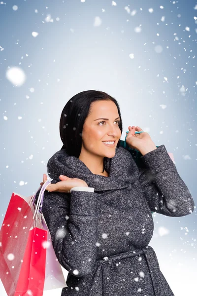 Mujer sonriente sosteniendo bolsas de compras — Foto de Stock