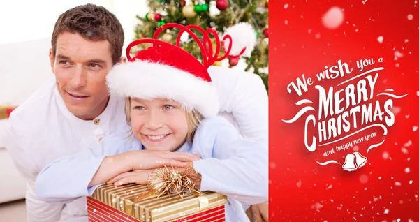 Sorrindo pai e seu filho segurando Natal — Fotografia de Stock