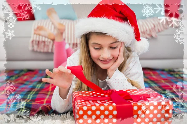 Εορταστική μικρό κορίτσι άνοιγμα δώρο — Φωτογραφία Αρχείου
