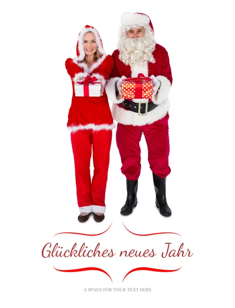 Santa Claus y la señora sonriendo a la cámara — Foto de Stock