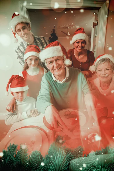 Dědeček v santa hat řezbářských kuře — Stock fotografie