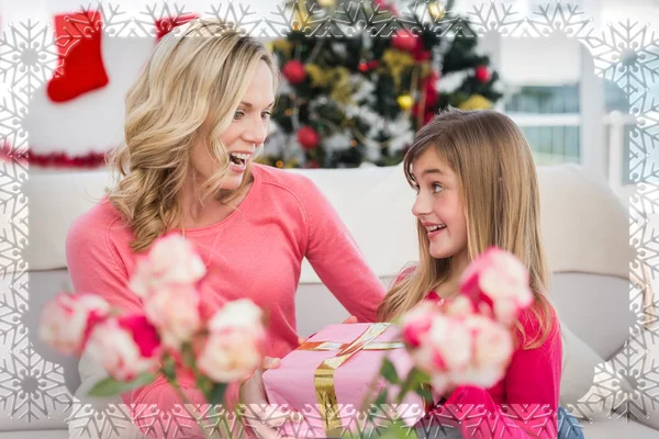 Kleines Mädchen macht ihrer Mutter ein Weihnachtsgeschenk — Stockfoto