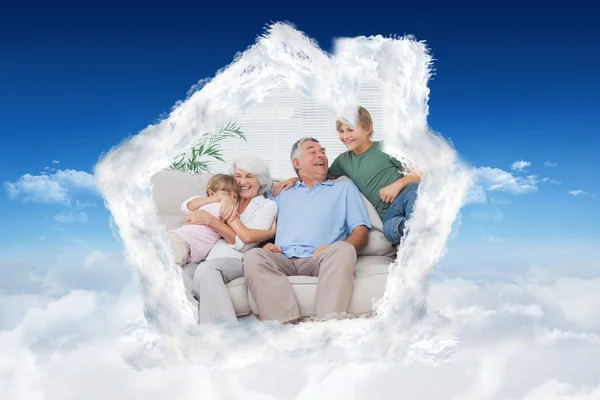 Lächelnde Enkel, die ihre Großeltern umarmen — Stockfoto