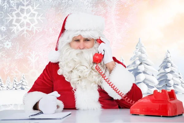 Sammansatta bilden av santa på telefonen — Stockfoto