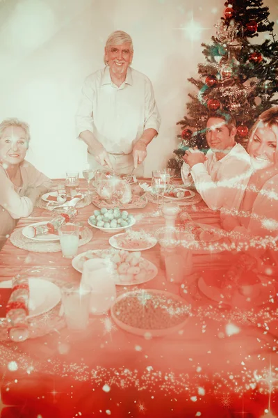 Feliz abuelo tallando el pavo de Navidad — Foto de Stock