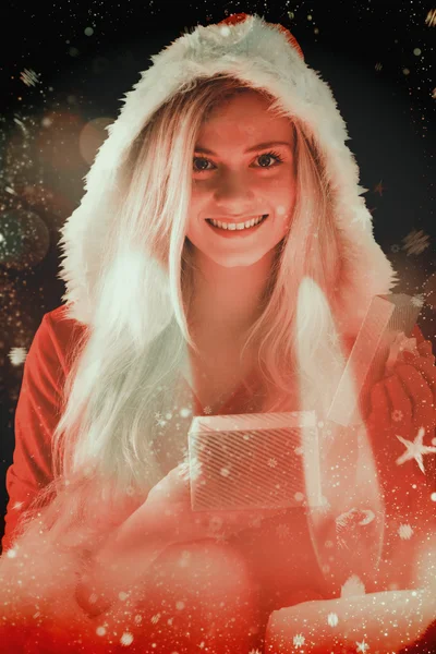 Schöne Blondine im Weihnachtsmann-Outfit Eröffnungsgeschenk — Stockfoto