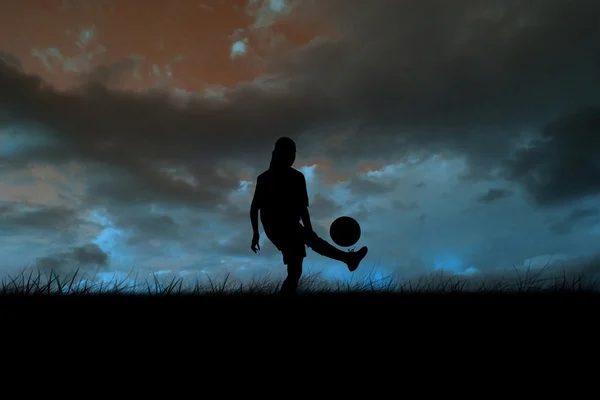 Voetbalspeler schoppen bal — Stockfoto