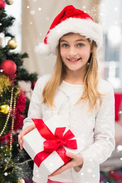 Menina festiva segurando um presente — Fotografia de Stock