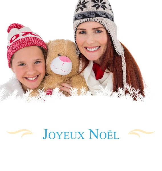 Moeder en dochter houden teddy bear — Stockfoto