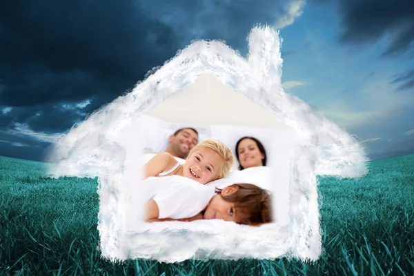Реализация семьи в постели родителей — стоковое фото