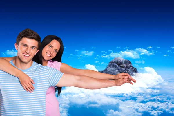 Jovem casal sorrindo para a câmera — Fotografia de Stock