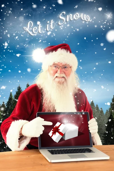 Happy Santa visar laptop skärm — Stockfoto