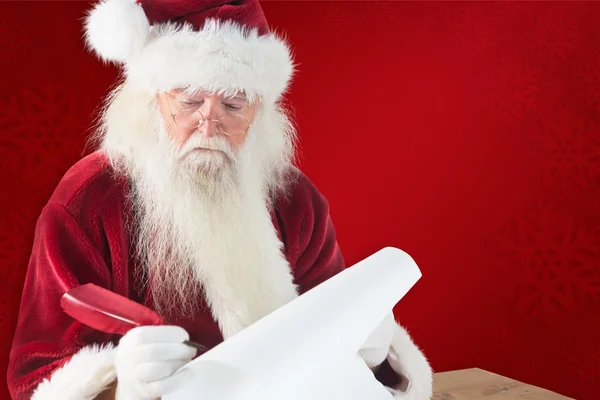 Weihnachtsmann schreibt etwas mit Feder — Stockfoto