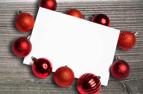Beyaz sayfa çevreleyen kırmızı Noel baubles bileşik görüntü — Stok fotoğraf