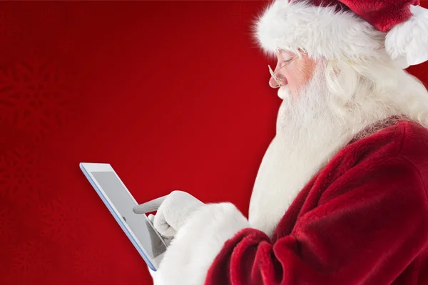 Santa tablet Pc kullanır — Stok fotoğraf