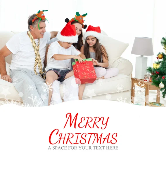 Familj på juldagen ser i dagsläget — Stockfoto