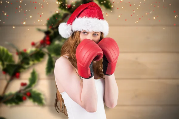 Feestelijke roodharige met bokshandschoenen — Stockfoto