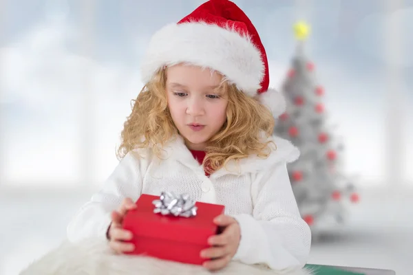 Imagen compuesta de linda chica con regalo — Foto de Stock