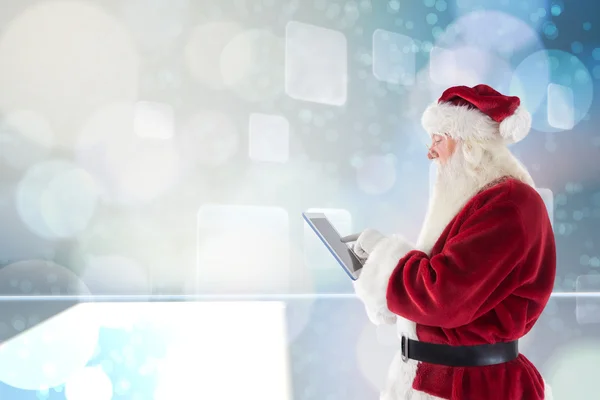 Der Weihnachtsmann nutzt einen Tablet-PC — Stockfoto