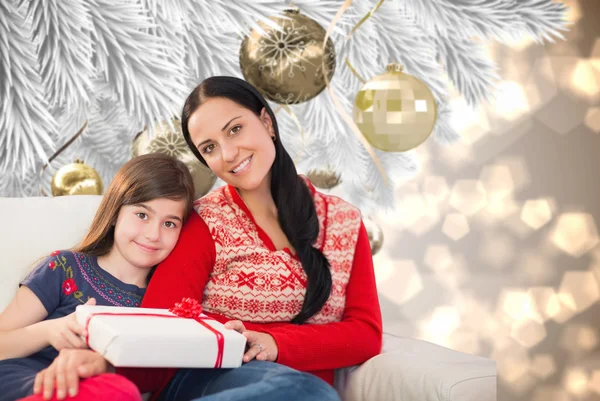 Imagen compuesta de madre e hija con regalo —  Fotos de Stock