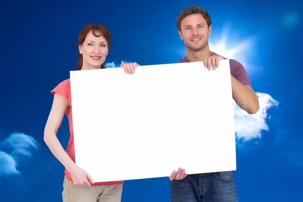 Casal segurando um sinal branco — Fotografia de Stock