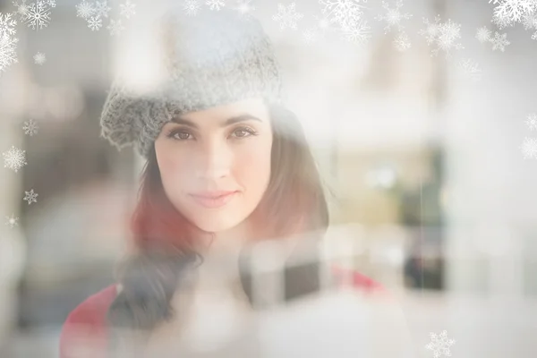 Imagen compuesta de retrato de una guapa morena en sombrero gris — Foto de Stock