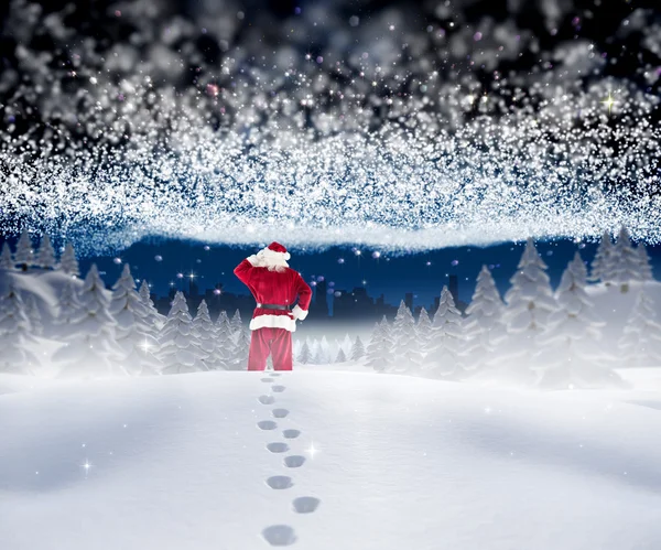 Santa wandelen in de sneeuw — Stockfoto