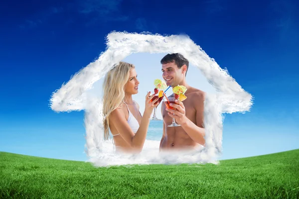 Happy young couple holding cocktails — Stock Photo, Image