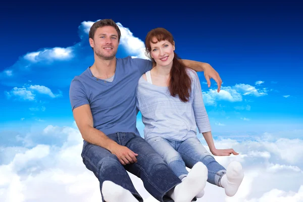 Paar sitzt zusammen — Stockfoto