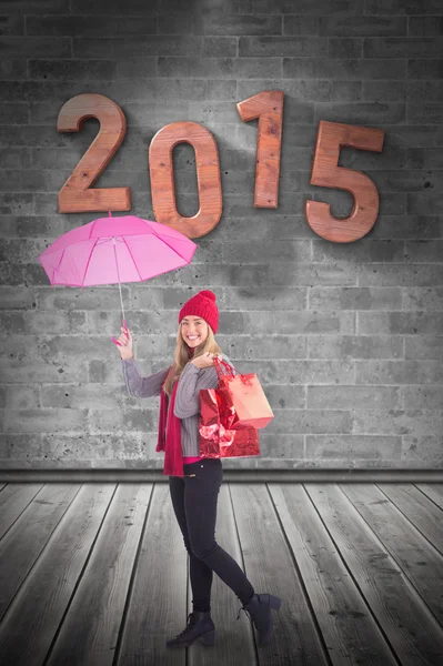 Festliche Blondine mit Regenschirm und Taschen — Stockfoto