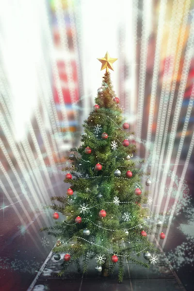 Árbol de Navidad con nieve cayendo — Foto de Stock