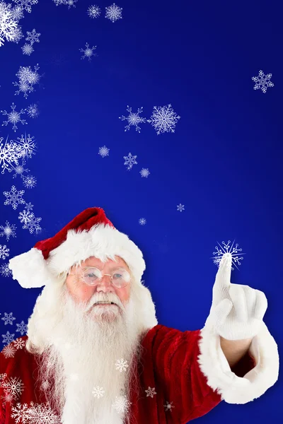 Santa Claus apuntando contra azul — Foto de Stock