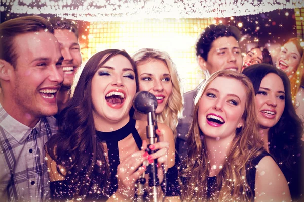 Immagine composita di amici che cantano karaoke — Foto Stock