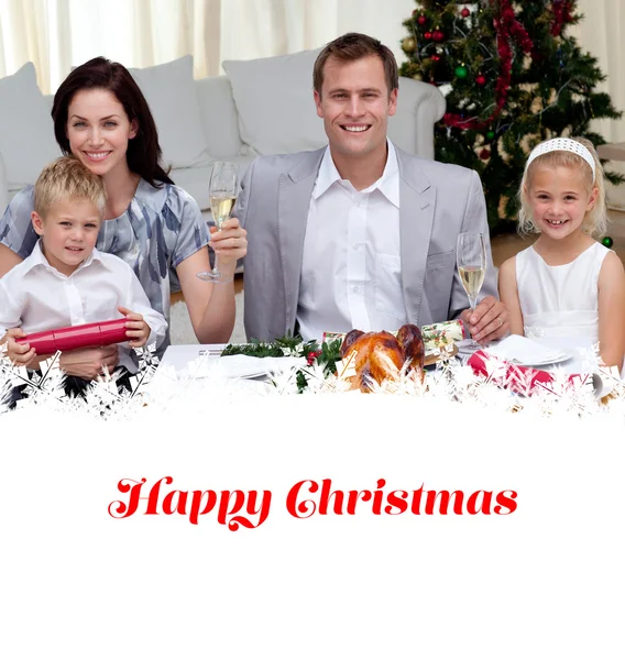 Ouders roosteren met champagne in Kerstmis — Stockfoto